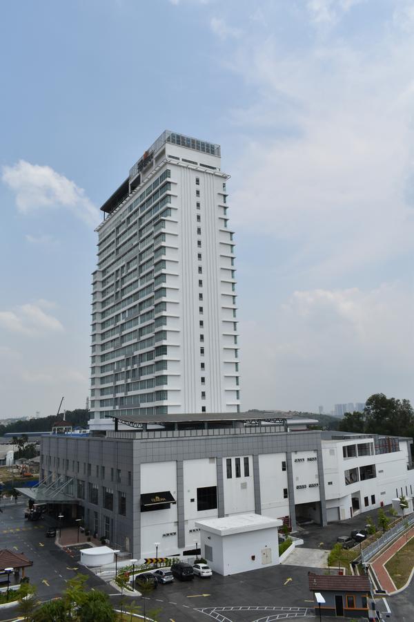 Tenera Hotel Bangi Εξωτερικό φωτογραφία The 10-storey tower of the hospital