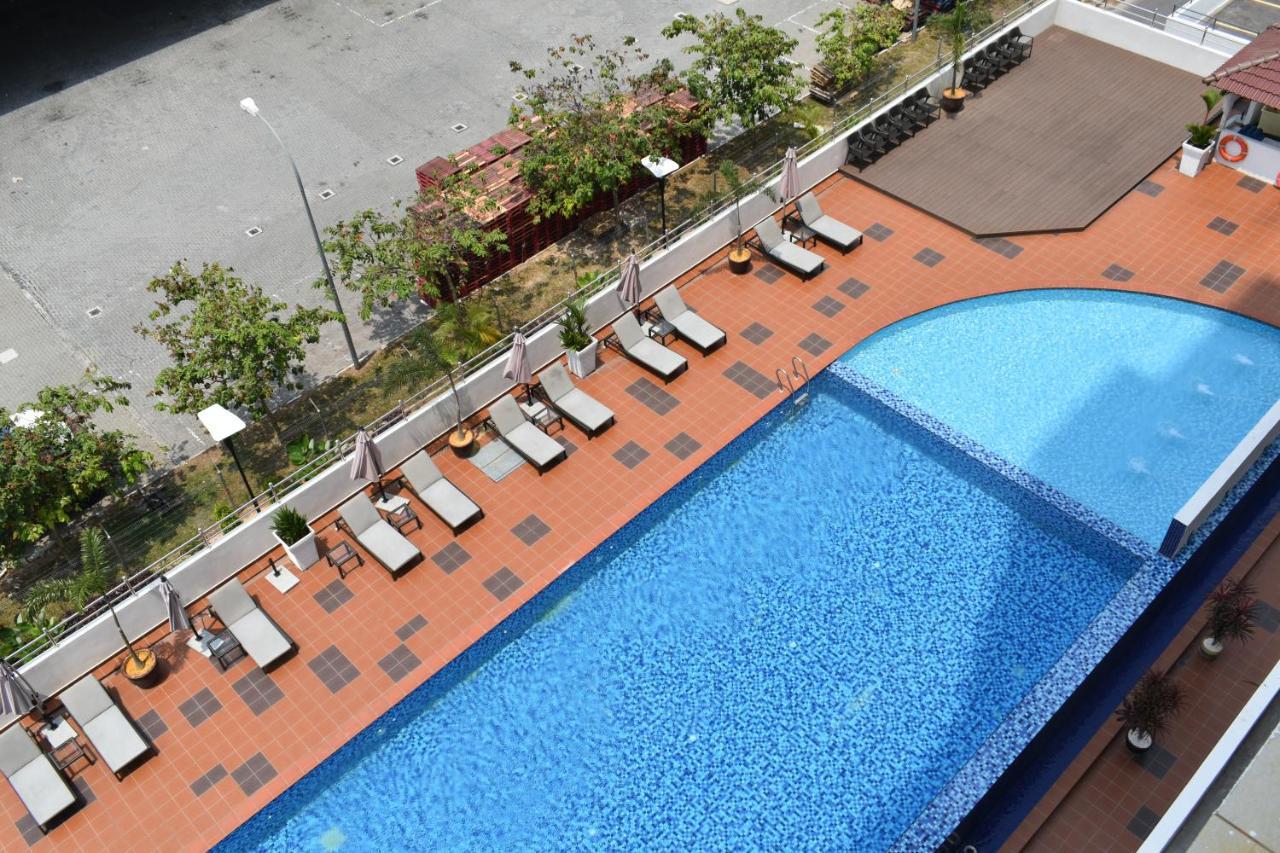 Tenera Hotel Bangi Εξωτερικό φωτογραφία The pool at the hotel